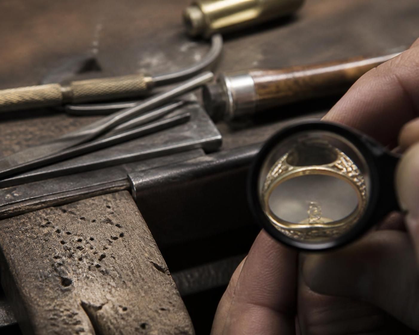découvrez les 7 critères essentiels pour reconnaître un bijou artisanal authentique, fabriqué avec soin en france dans un véritable atelier.