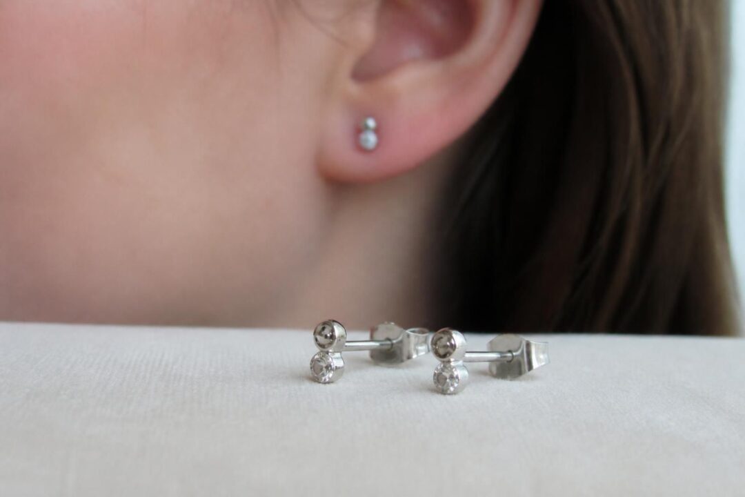 découvrez pourquoi les boucles d'oreilles en acier chirurgical sont idéales pour les oreilles sensibles, offrant confort et style sans irritation.