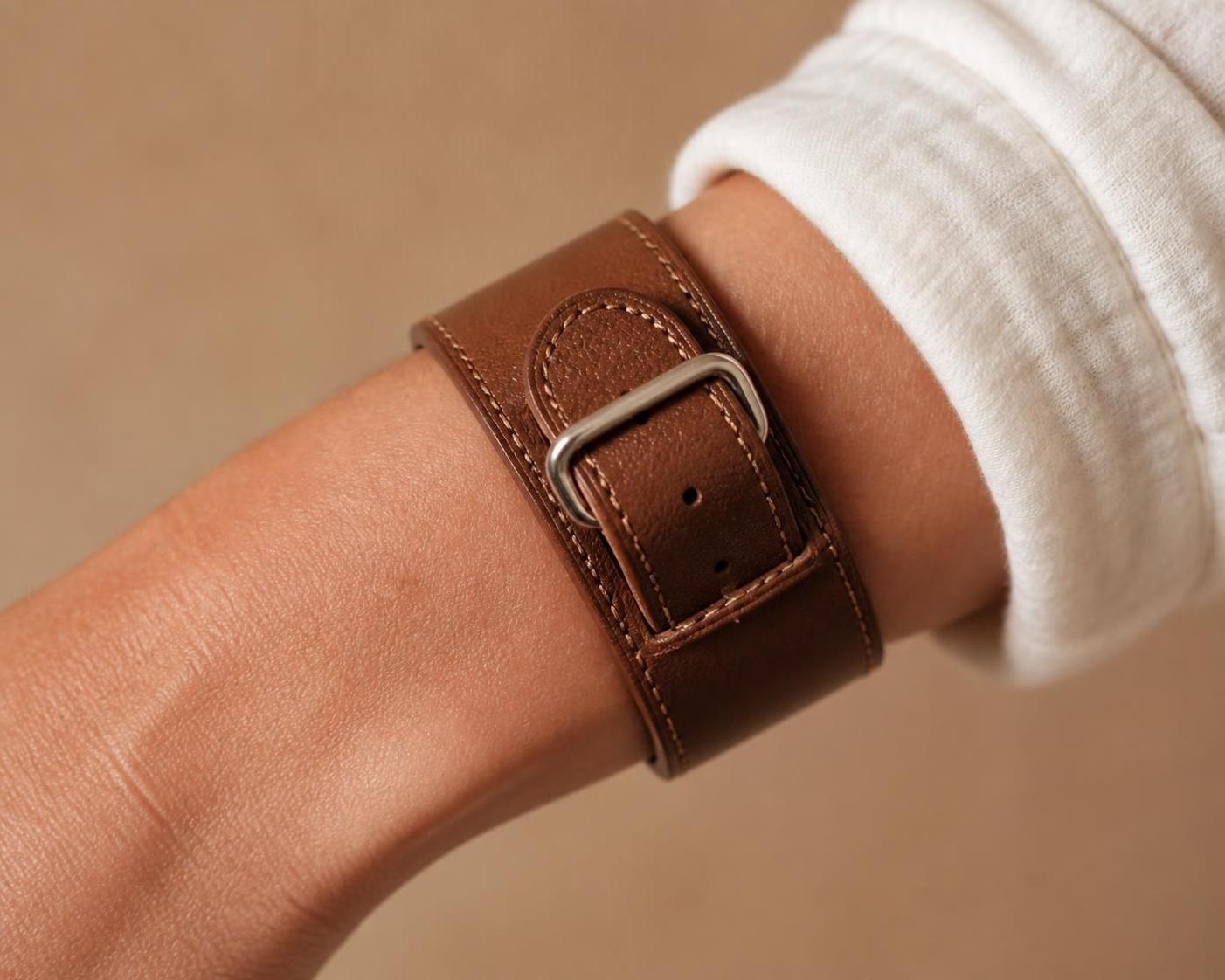 découvrez notre collection de bracelets manchette femme en cuir, disponibles en différentes largeurs, avec des fermoirs aimantés pratiques et des finitions élégantes pour sublimer votre style.